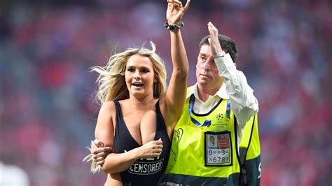 vitaly girlfriend|Kinsey Wolanski, Vitaly, Champions League streaker: How pitch。